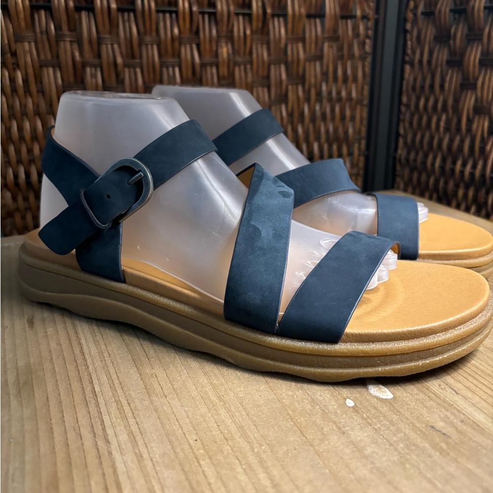 NWOB Earth Footwear
Women's Lainey Flat Sandal Blue Size 10M